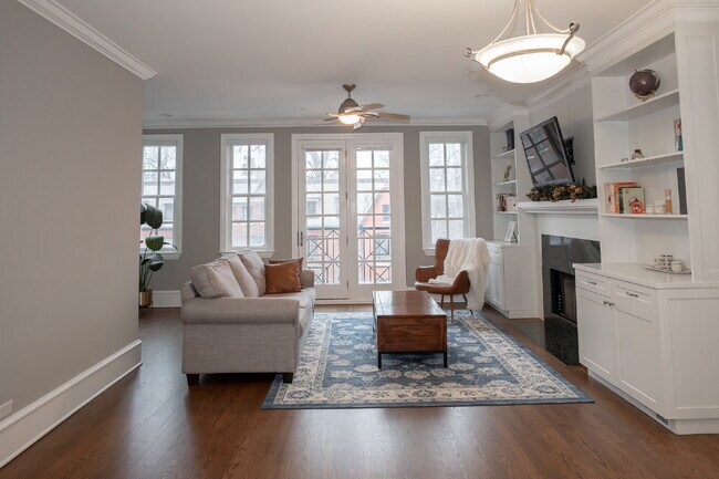 Building Photo - 3-Bed Urban Retreat with Fireplace & Granite Touches in Lincoln Park