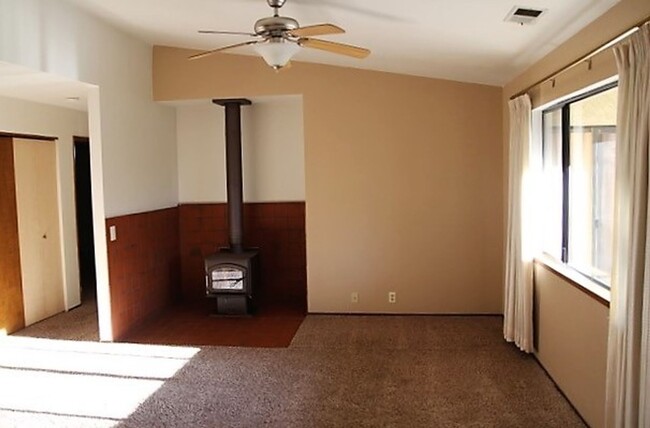 Building Photo - Lovely Home in Arroyo Manor!!