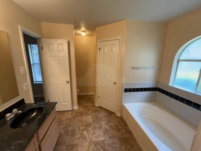 Building Photo - 2707 Casey Dr