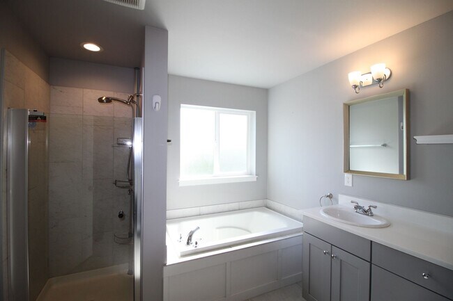 Building Photo - 3 Bed 2.5 Bath - Townhome - Ft Nugent Park - NAS Whidbey