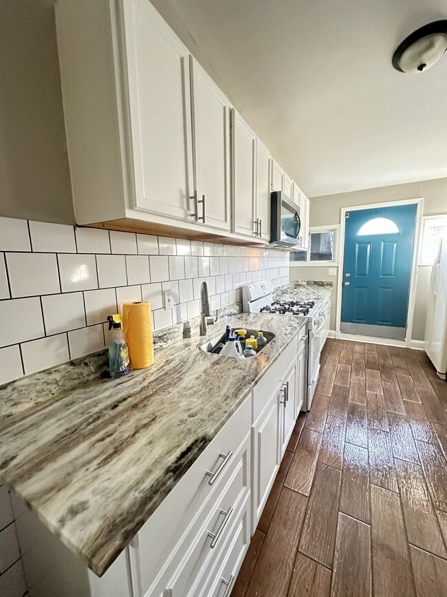 Building Photo - Spacious 4BR Rowhome Near Ellwood Park, Washer/Dryer Included