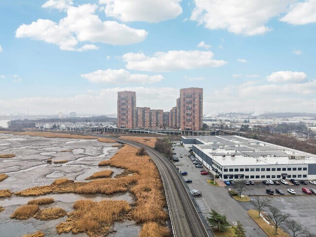 Building Photo - 530 Harmon Cove Tower