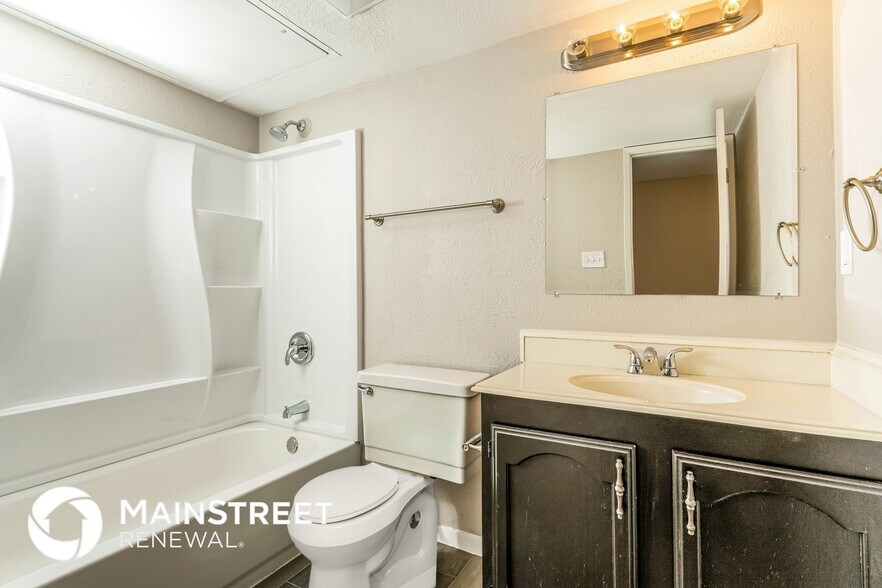 Building Photo - 2101 Chatsworth Rd