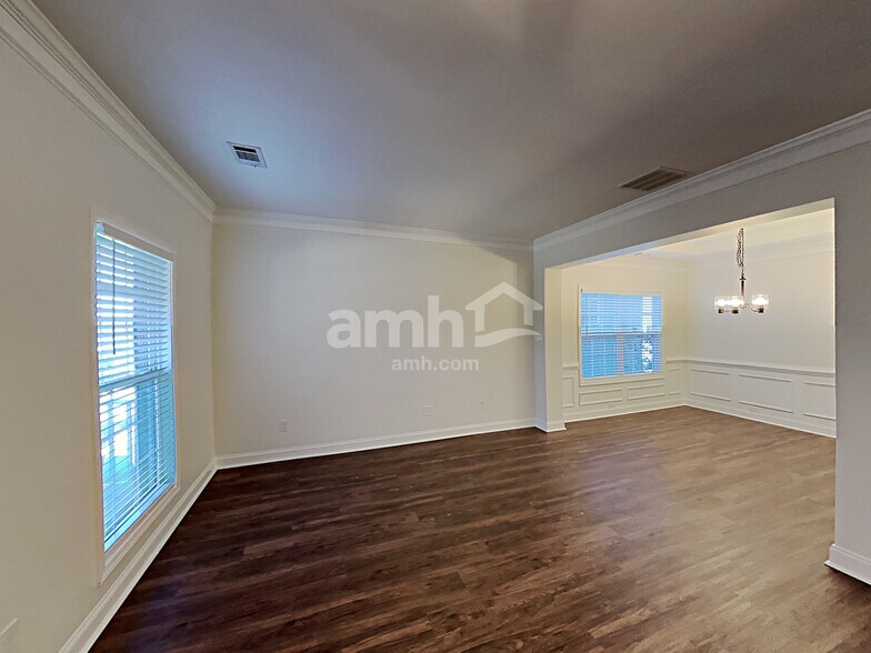 Building Photo - 446 Crestmont Ln