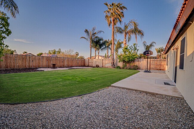Building Photo - Home in NW Bakersfield!