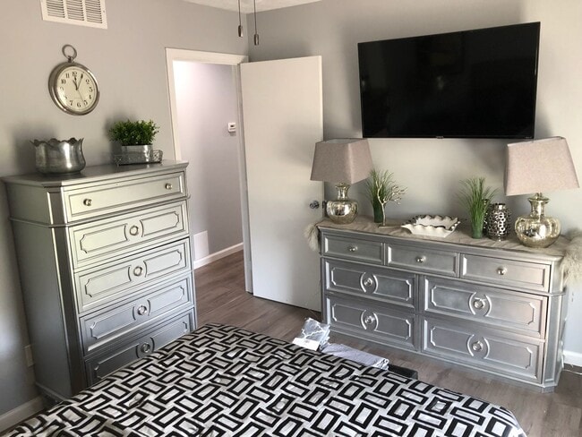 Building Photo - Fully Furnished Short-term rental Includes internet, cable, washer, dryer, etc