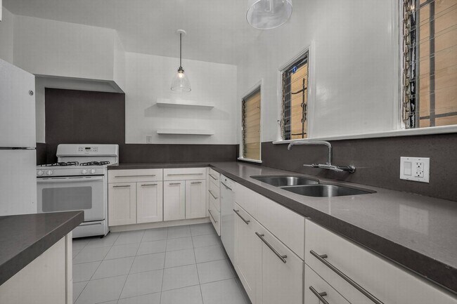 Building Photo - Sunning unit walking distance to shops on Fairfax