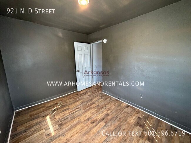 Building Photo - 921 N Dakota Ave