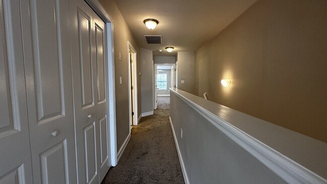 Building Photo - 1585 Crescent Hills Dr