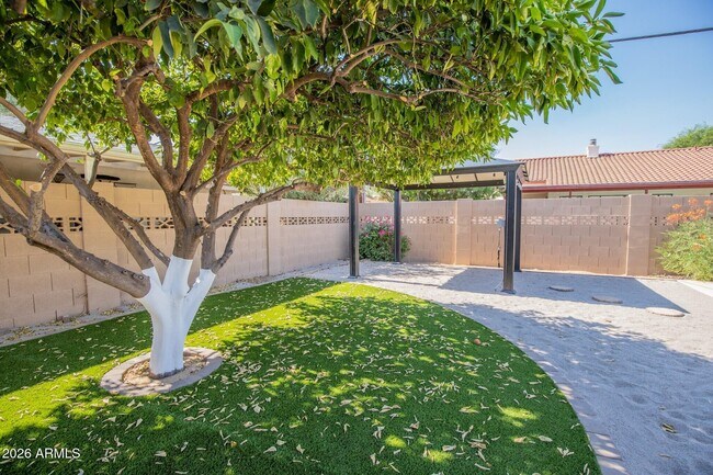 Building Photo - 1224 E Campus Dr