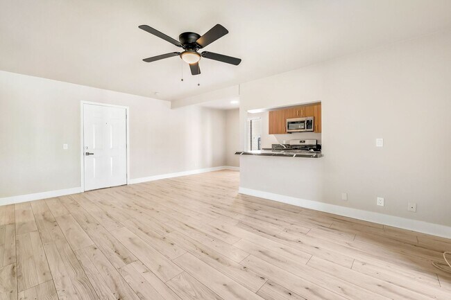 Building Photo - 1405 Vegas Valley Dr