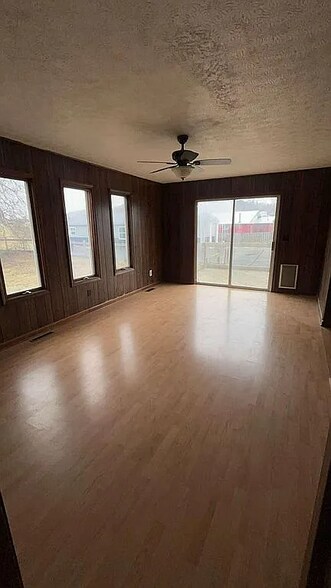 Building Photo - 409 Mammoth Cave St