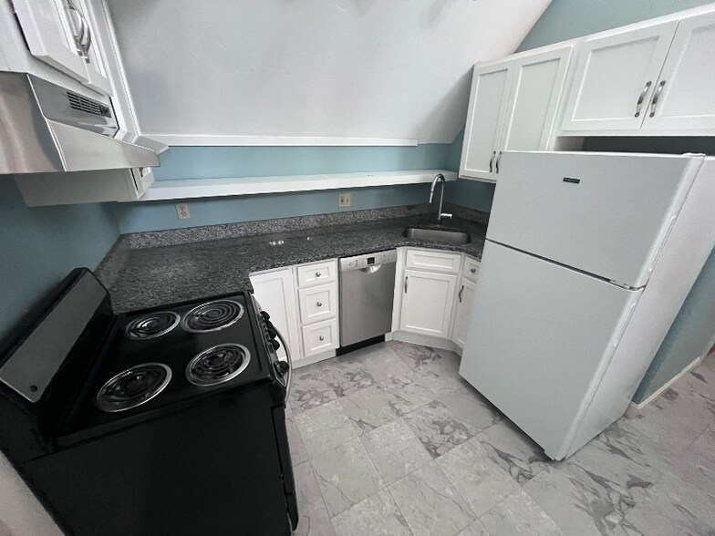 Primary Photo - 410 N State St