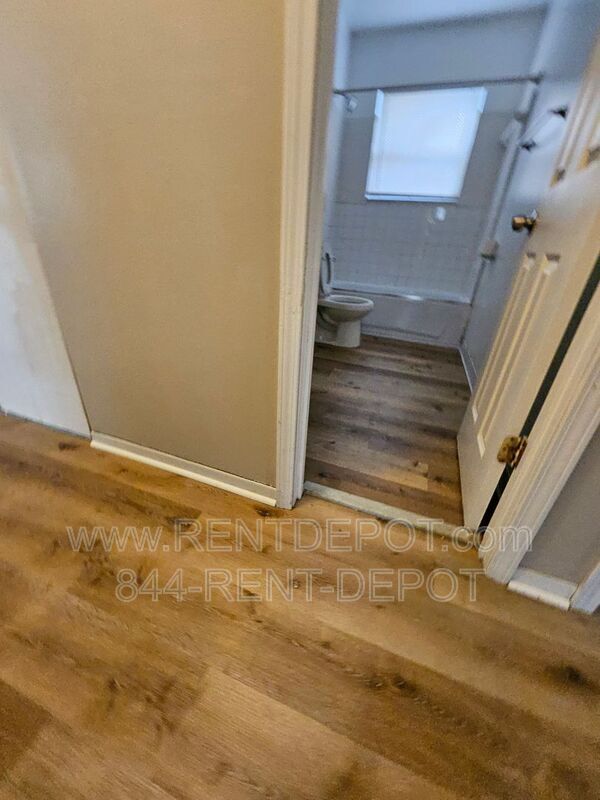 Building Photo - 1531 E Riverside Dr