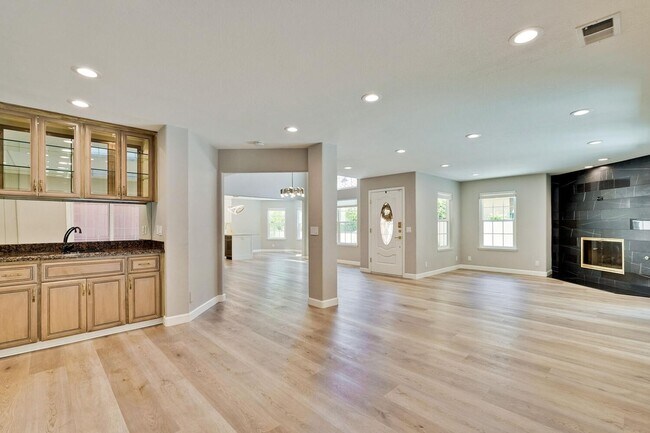 Building Photo - Beautiful and spacious 3 bedroom 2.5 bath ...
