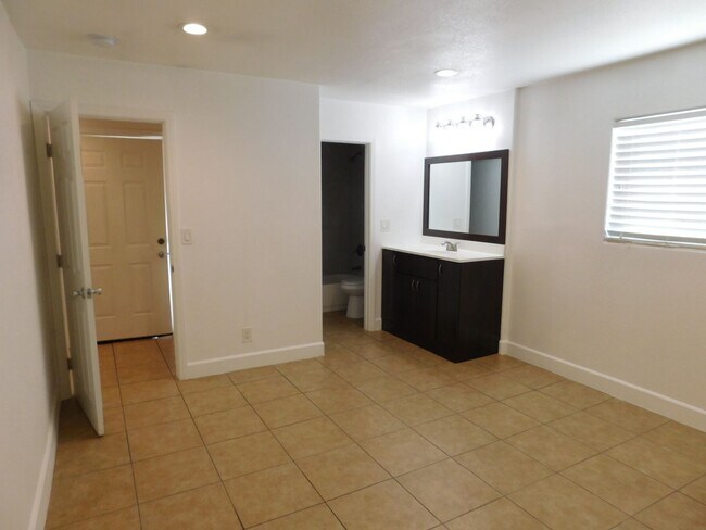 Building Photo - Spacious 2 bedroom- no neighbors under you !!