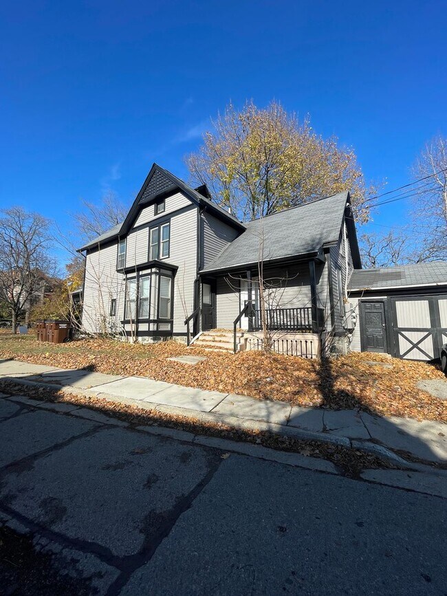 Building Photo - 516 N Adams St