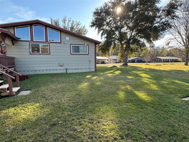Building Photo - 883 Commodore Dr