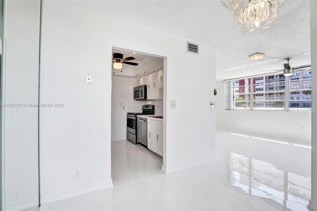 Building Photo - 3113 S Ocean Dr