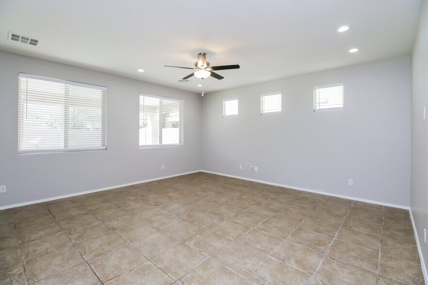 Building Photo - 545 E Navajo Trail