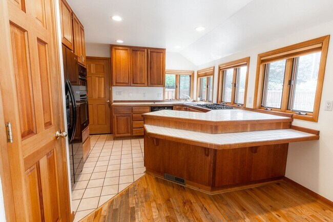 Building Photo - Private river access and stunning views from this home on Harmon Blvd! + Bonus Room