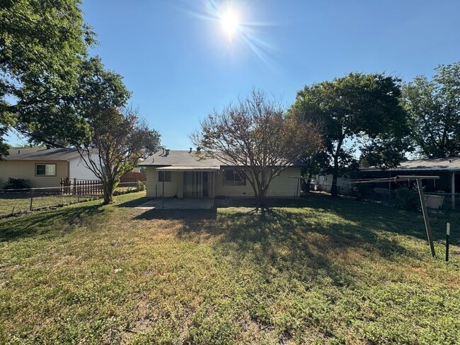 Building Photo - NICE 3 BR HOME W/ EASY ACCESS TO FT. SAM, ...