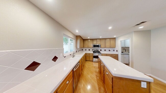 Building Photo - Beautiful 2 story 4 bed/2.5 bath Home in Y...