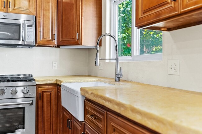Building Photo - Stunning Fully Renovated 2 Bedroom, 1 Bath...