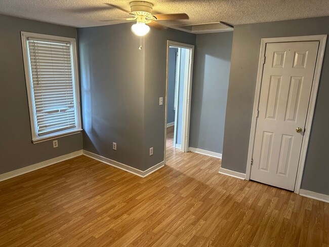 Building Photo - 3 bed 2 bed house in Henrico! Big yard, la...