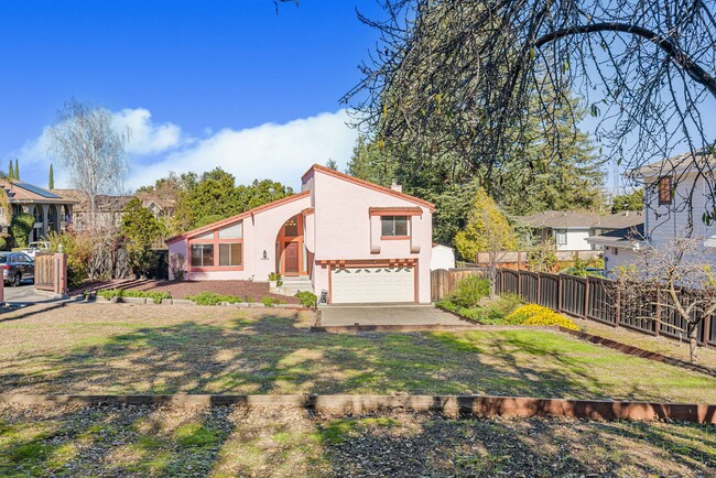 Building Photo - Beautiful Los Gatos home on an oversized l...