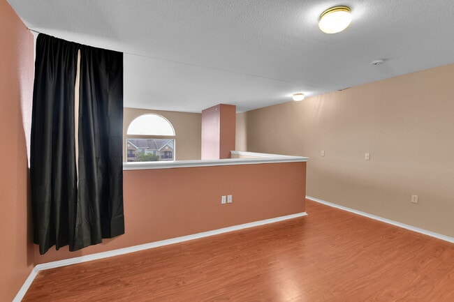 Building Photo - $1,745.00, 2 bed, 1 .5 bath located in Aur...