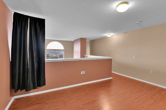 Building Photo - $2,195.00, 2 bed, 1 .5 bath located in Aur...