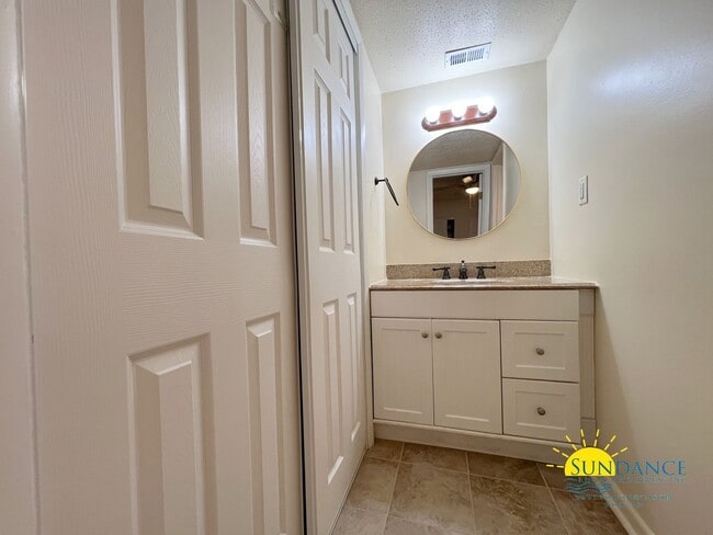 Building Photo - Great 1 Bedroom Condo in Fort Walton Beach!