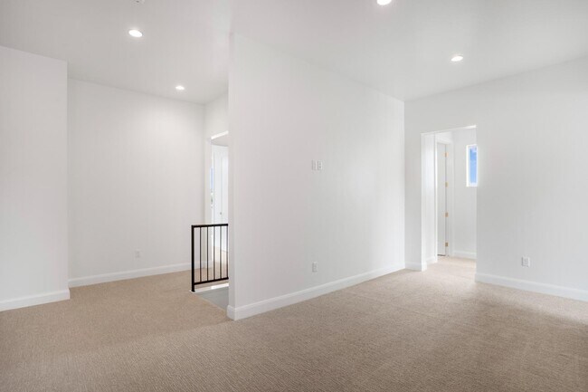 Building Photo - 984 Manen St