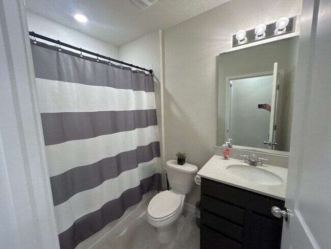 Building Photo - Beautiful and spacious 5/3 Kissimmee