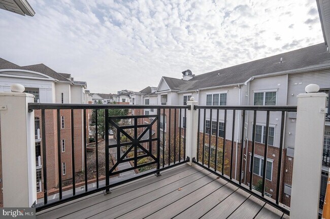 Building Photo - 300 W Elm St