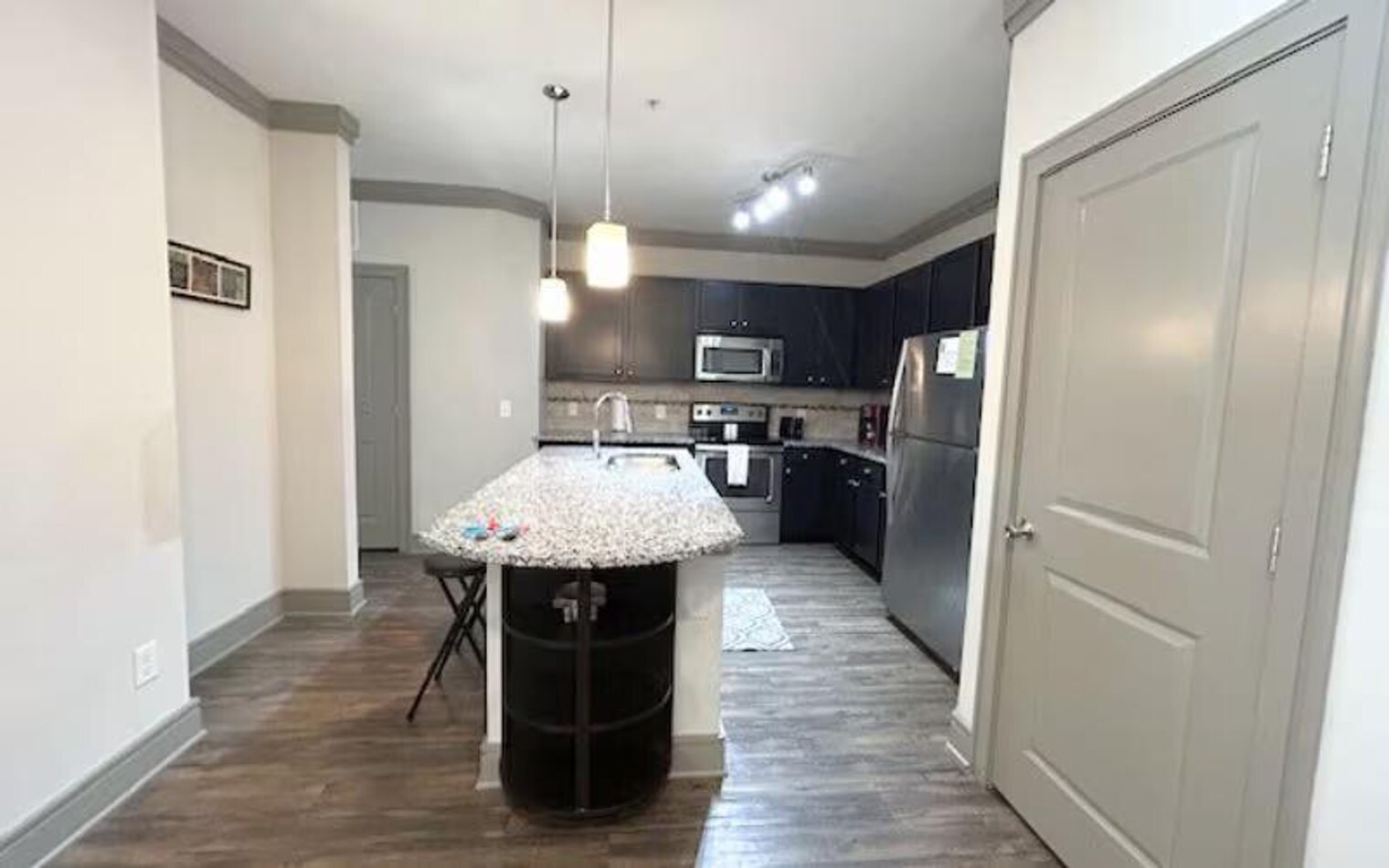 Building Photo - 900 Venue Wy