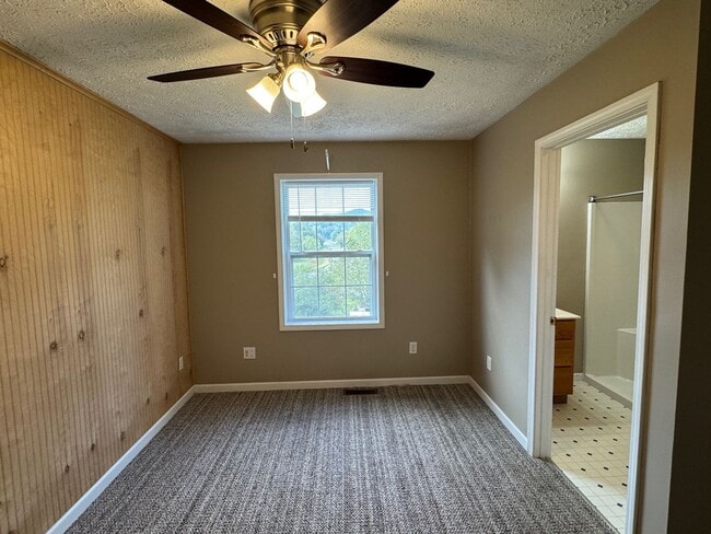 Building Photo - Candler - 2 Bedroom Available Now