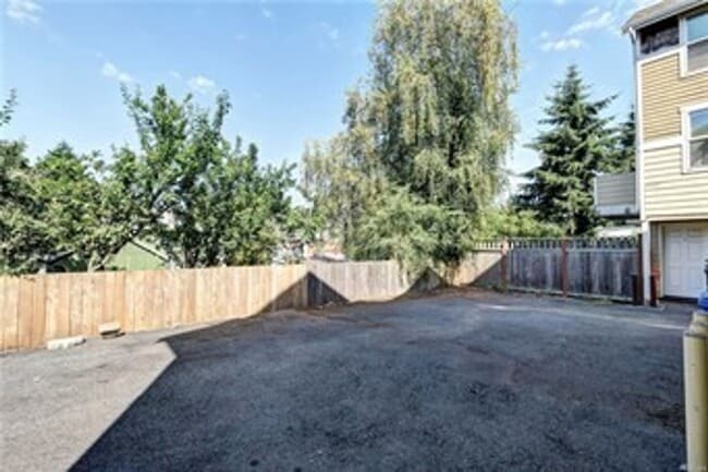 Building Photo - West Seattle Townhome!