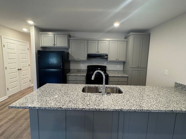 Building Photo - 201 Mountaindale Dr
