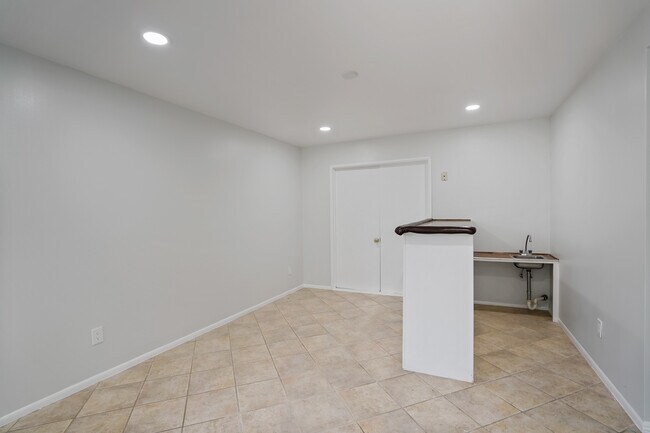 Building Photo - 7055 Avenida Leon