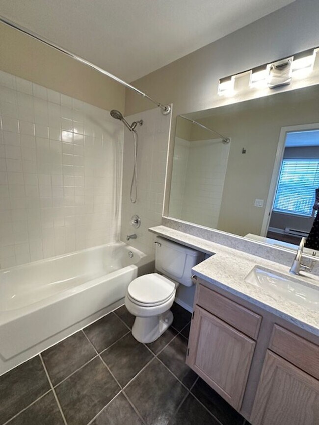 Building Photo - Beautifully Updated 2 Bedroom Condo