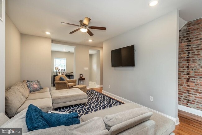 Building Photo - 365 Bonsal St