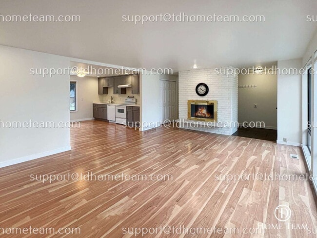 Building Photo - "Spacious 4-Bedroom Duplex with 2 Full Bat...