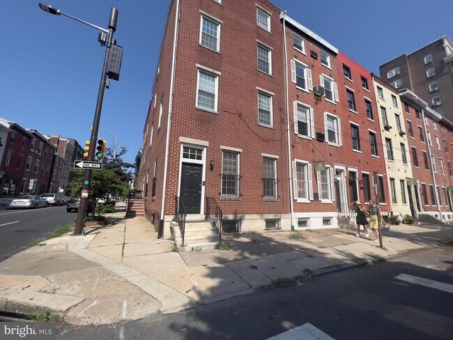 Building Photo - 422 S 15th St