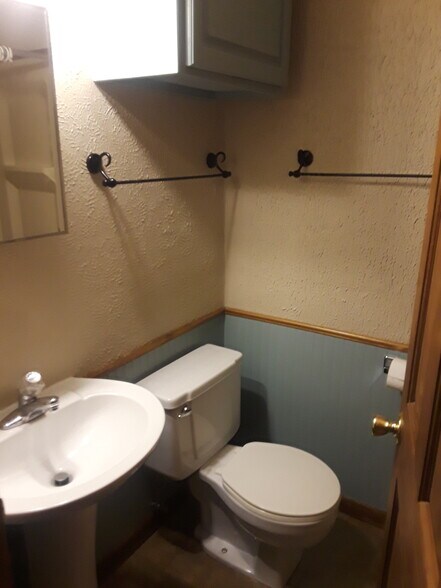 Unit 1 Bath - 1913 6th Ave