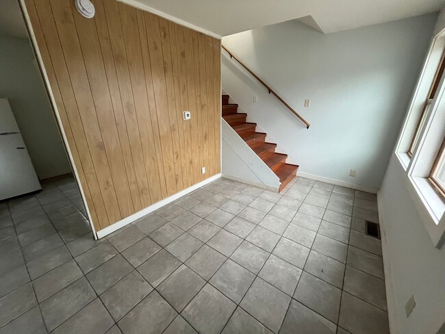 Building Photo - 1 Bedroom W/ Loft Area