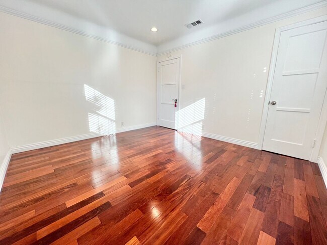 Building Photo - Charming Bixby Knolls Corner Home with Yard, Cabana, & A/C