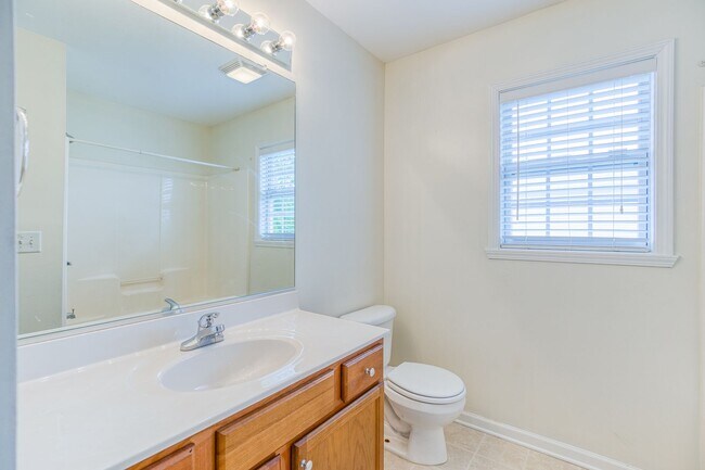 Building Photo - Beautiful 2-Story 3 bedroom and 2.5 townhouse in High Point, off Skeet Club Rd and Eastchester