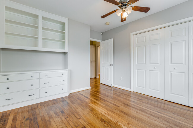 second bedroom with closet and built-in storage - 4035 Oak Ridge St